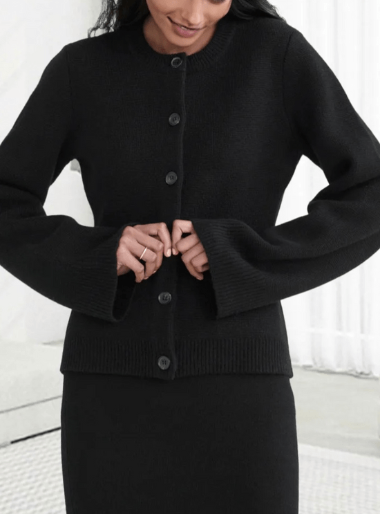 Stilvolle Damen-Strickjacke mit Knopfleiste im eleganten, klassischen Stil